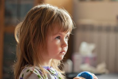 Çizgi film ararken profilden bir çocuğun görüntüsü, alanın derinliğine dikkat edin