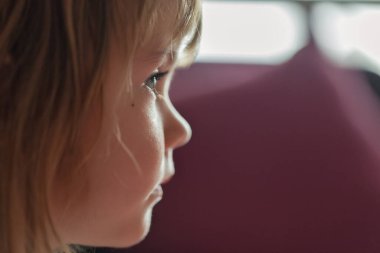 Çizgi film ararken profilden bir çocuğun görüntüsü, alanın derinliğine dikkat edin