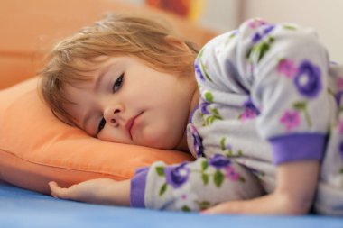 Uyandıktan sonraki en tatlı kız, derin tarlanın derinliğine dikkat et.