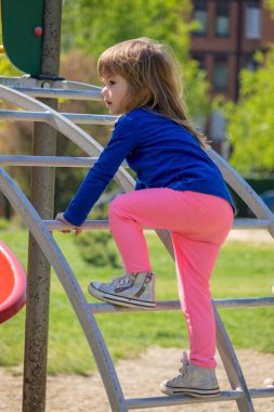 Egzersiz aletleri olan bir çocuk