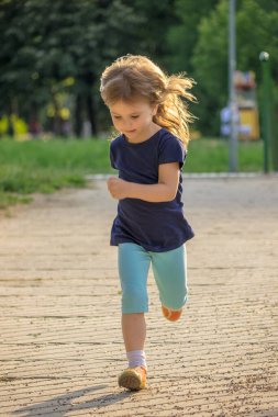 Kız parkta koşuyor.