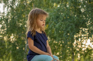 Egzersiz aletleri olan bir çocuk