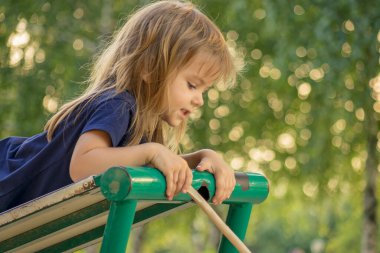 Egzersiz aletleri olan bir çocuk