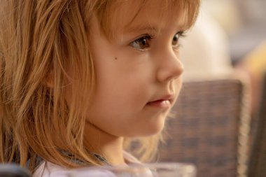 çocuk ifadesi otururken