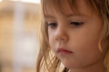 çocuk ifadesi otururken