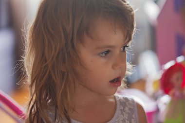 Çocuğun yüz ifadesi.