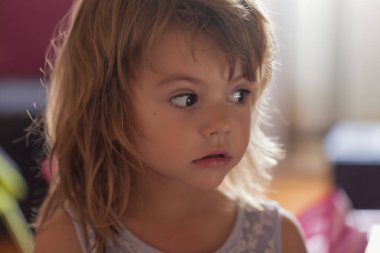 Çocuğun yüz ifadesi.