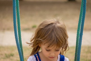 En sevdiği salıncakta bir kız