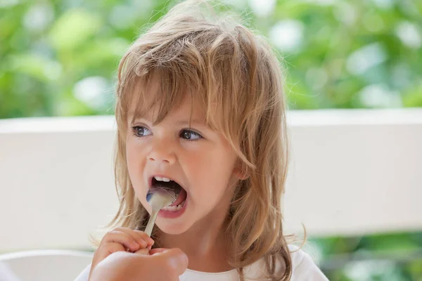 Bambina Mangia Miele Con Cucchiaio — Foto Stock
