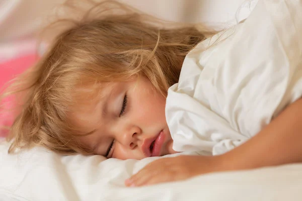 Menina Dormindo Sobre Estômago Note Profundidade Rasa Campo — Fotografia de Stock