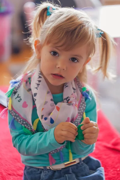 Gadis Kecil Dengan Syal Lehernya — Stok Foto