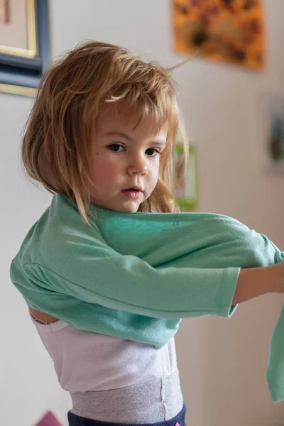 Little Girl Get Dressed Alone — Stock Photo, Image