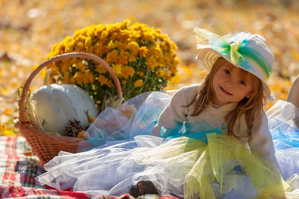 Niña Vestido Con Sombrero Sol Otoño — Foto de Stock