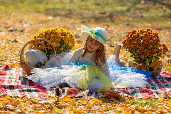 Niña Vestido Con Sombrero Sol Otoño — Foto de Stock