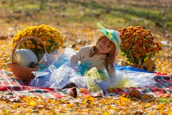 Niña Vestido Con Sombrero Sol Otoño — Foto de Stock