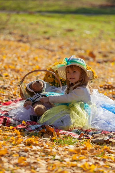 Menina Vestido Com Chapéu Sol Outono Brinca Com Sua Bea — Fotografia de Stock