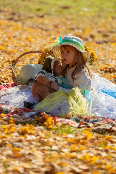 Menina Vestido Com Chapéu Sol Outono Brinca Com Sua Bea — Fotografia de Stock