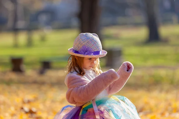 Menina Vestido Roxo Com Chapéu Roxo Posando Parque Outono — Fotografia de Stock