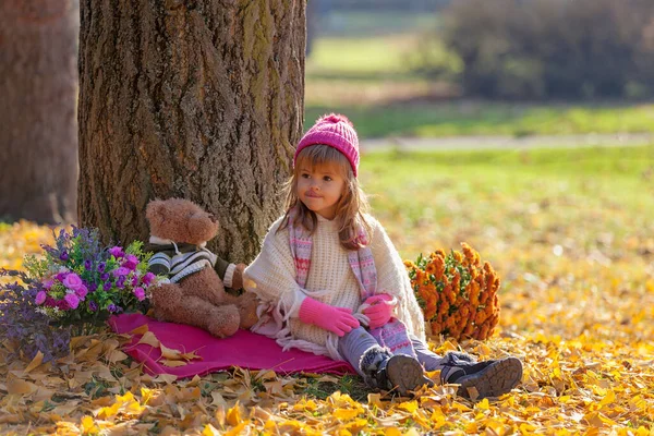 Little Girl Her Bear Autumn Forest Sitting Front Wood — Stock Photo, Image