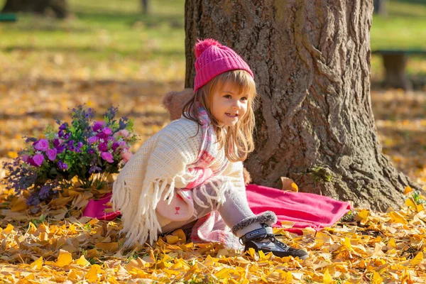 Uma Menina Cores Brilhantes Sentado Cenário Outono — Fotografia de Stock