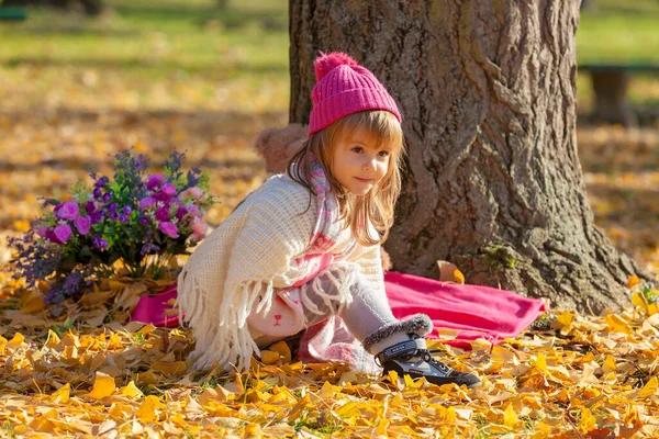 Uma Menina Cores Brilhantes Sentado Cenário Outono — Fotografia de Stock