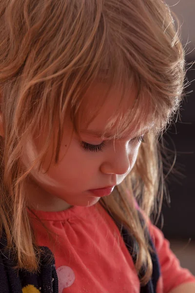 Imagen Niño Del Perfil Mientras Ella Está Jugando Juego Nota —  Fotos de Stock