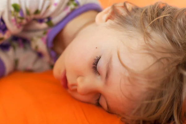小女孩睡在大床上 注意浅浅的田野 — 图库照片