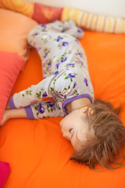 小女孩睡在大床上 注意浅浅的田野 — 图库照片