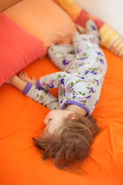 Menina Dormindo Cama Grande Nota Profundidade Rasa Campo — Fotografia de Stock