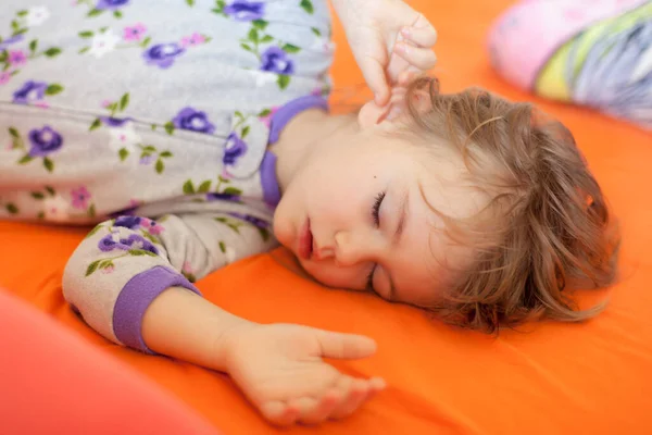 Niña Durmiendo Cama Grande Nota Poca Profundidad Campo —  Fotos de Stock