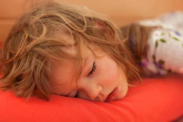 Menina Dormindo Cama Grande Nota Profundidade Rasa Campo — Fotografia de Stock