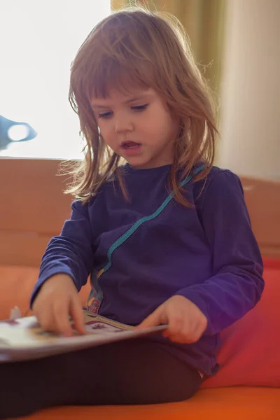 Gadis Kecil Membaca Buku Tempat Tidur Rumah — Stok Foto