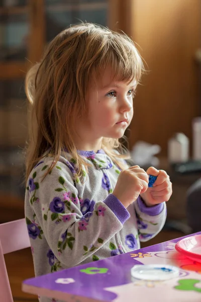 Evde oynarken tatlı bir kızın yüzündeki ifadeler.