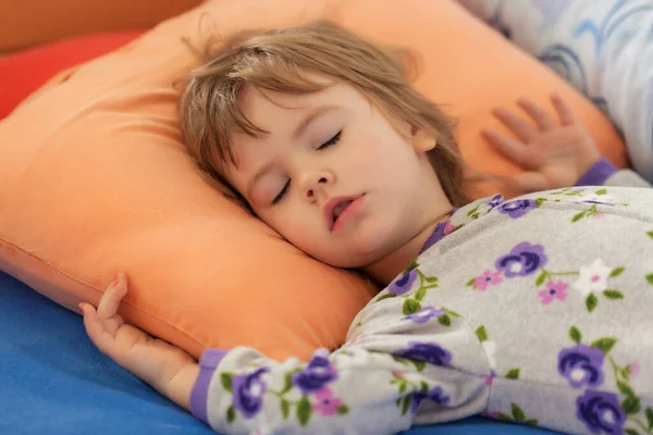 小女孩穿着睡衣睡在一个大枕头上 — 图库照片