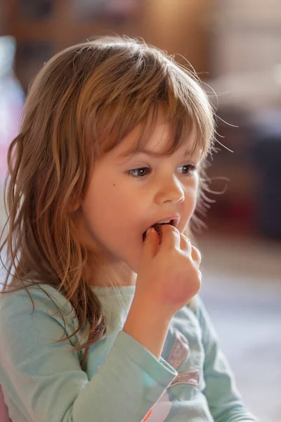 Menina Comendo Sorvete Tigela Casa — Fotografia de Stock