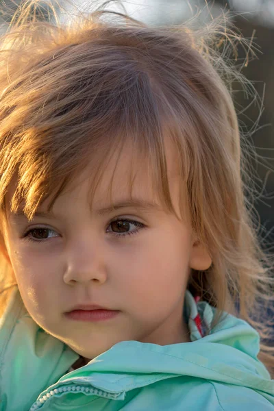 Портрет Маленької Дівчинки Вітрі — стокове фото