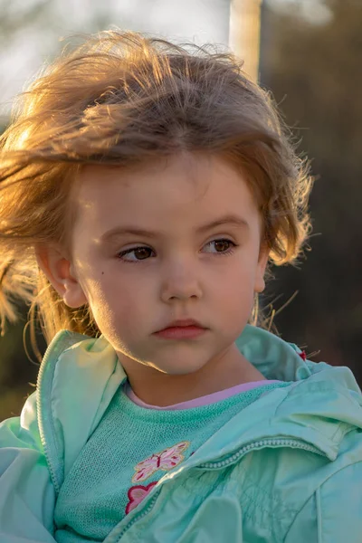Портрет Маленької Дівчинки Вітрі — стокове фото