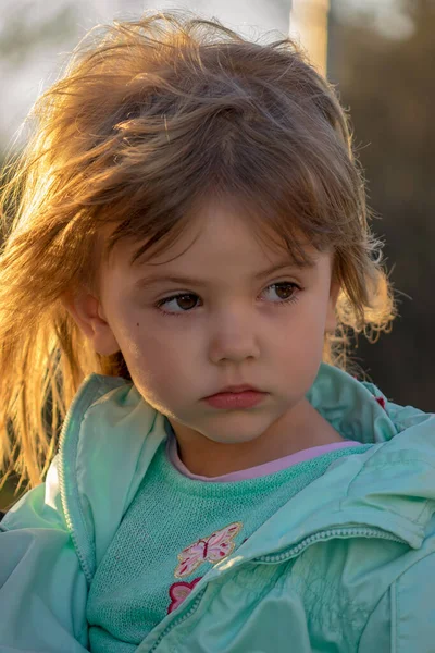 Портрет Маленькой Девочки Ветру — стоковое фото