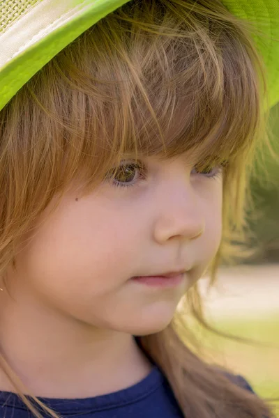 一个戴绿色帽子的女孩的肖像 — 图库照片