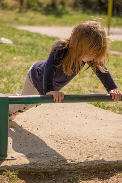 Vacker Liten Flicka Som Tränar Parken — Stockfoto