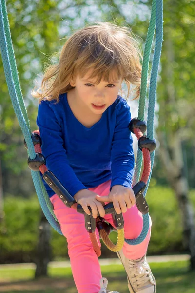 Mała Dziewczynka Huśtawce Trawą — Zdjęcie stockowe