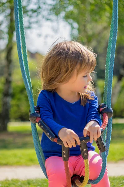 Una Niña Columpio Con Hierba Arround — Foto de Stock