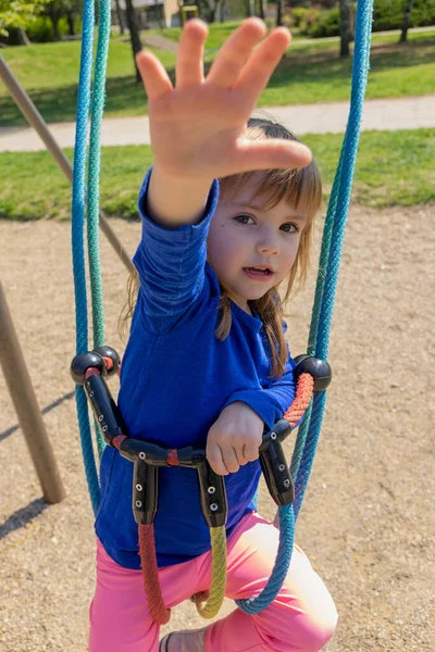 Liten Flicka Gunga Med Gräs Runt — Stockfoto