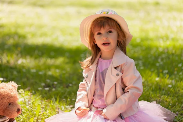 Een Meisje Met Haar Speelgoed Een Picknick — Stockfoto