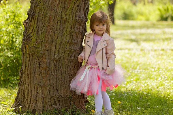 Girl Poses Next Tree — Stock Photo, Image