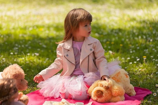 Uma Menina Com Seus Brinquedos Piquenique — Fotografia de Stock