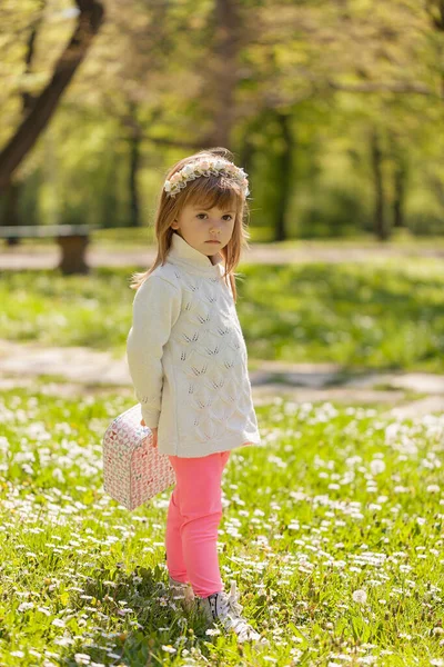 Uma Menina Posa Com Sua Mala — Fotografia de Stock