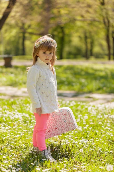 Uma Menina Posa Com Sua Mala — Fotografia de Stock