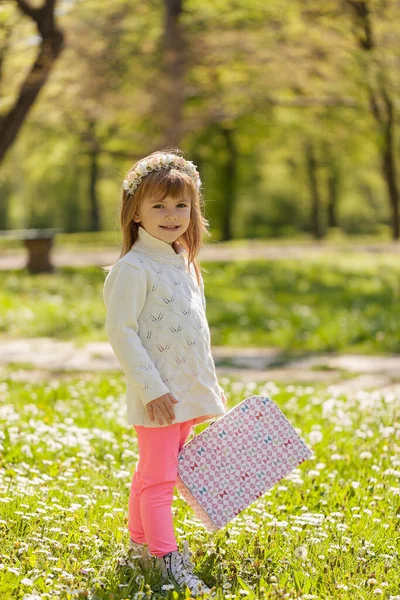 Ein Kleines Mädchen Posiert Mit Ihrem Koffer — Stockfoto