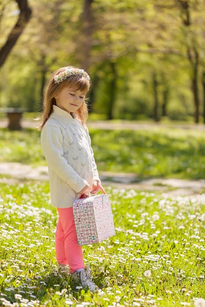 Liten Flicka Poserar Med Sin Resväska — Stockfoto